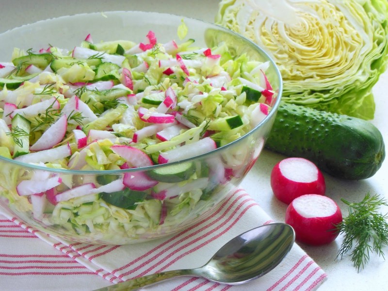 Салат с огурцом и капустой и редисом