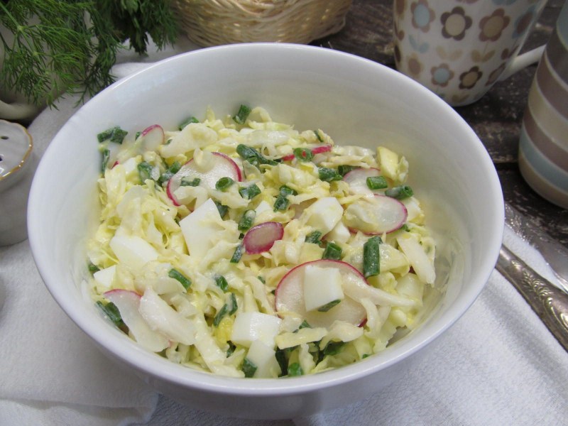 Салат с редиской и огурцом