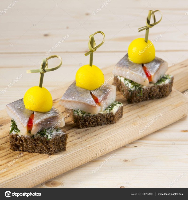 Канапе с бородинским хлебом и селедкой
