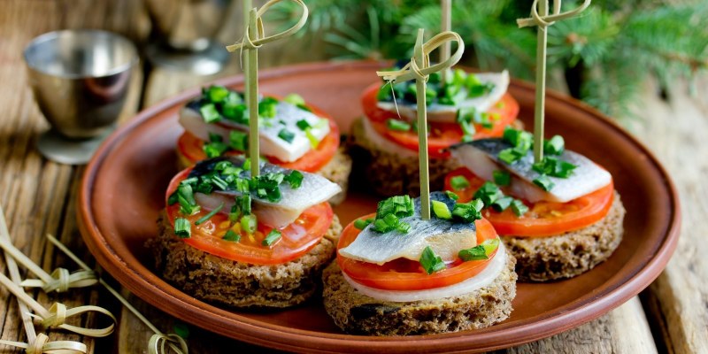 Канапе с бородинским хлебом и селедкой