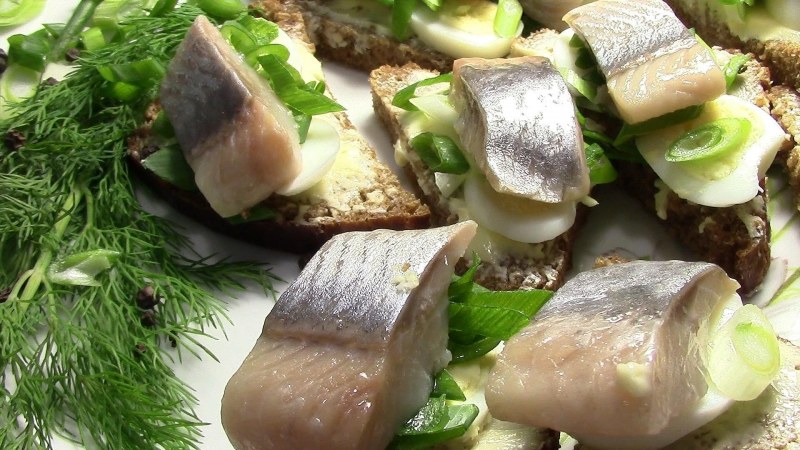 Канапе с селедочкой и перепелиным яйцом