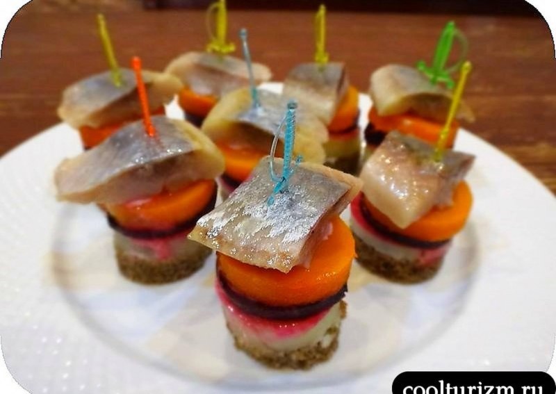 Канапе с сельдью и перепелиным яйцом