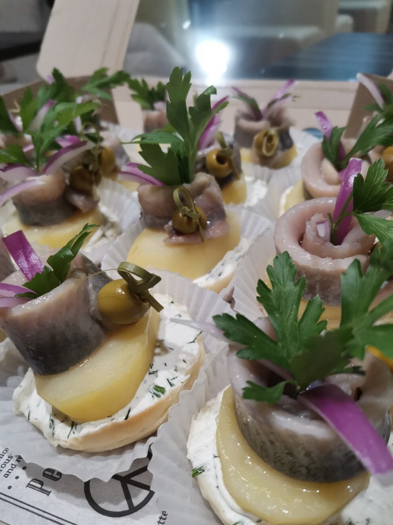 Канапе с селедкой и черным и свеклой