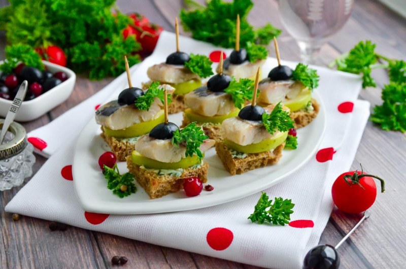 Канапе с бородинским хлебом и селедкой