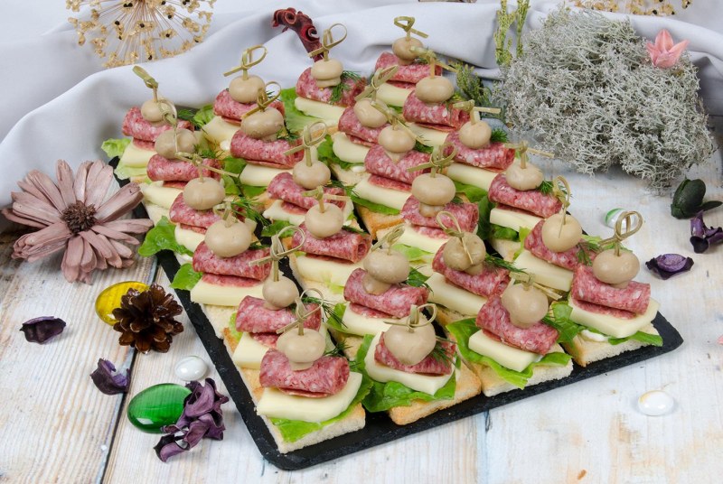 Закуска на шпажках с селедкой и черным хлебом