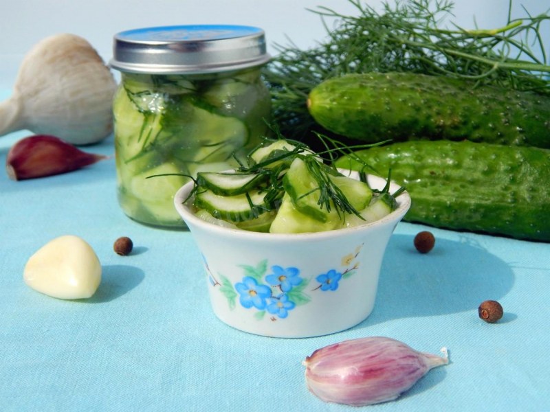 Салат из огурцов с укропом на зиму