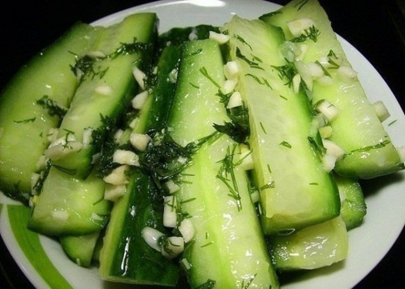 Огурцы с чесноком и укропом