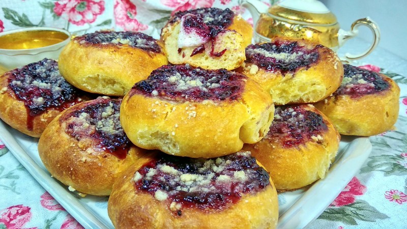 Творожная ватрушка с клубникой