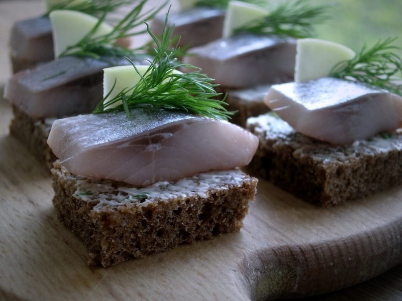 Тартинки с селедкой мировой закусон