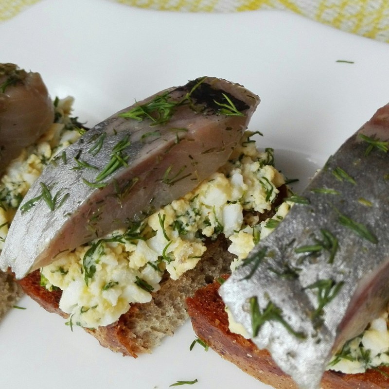 Канапе из Бородинского хлеба и селедки
