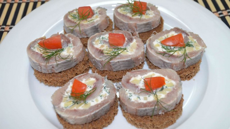 Тартинки с селедкой мировой закусон