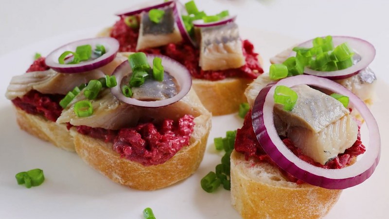 Гренки с яйцом и селёдочкой