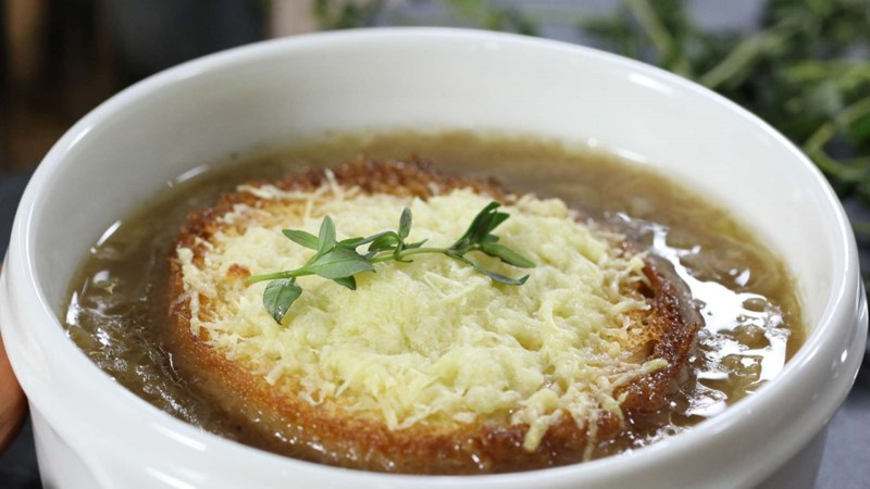 Французский луковый суп с крутонами