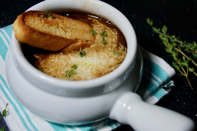 Французский луковый суп с гренками