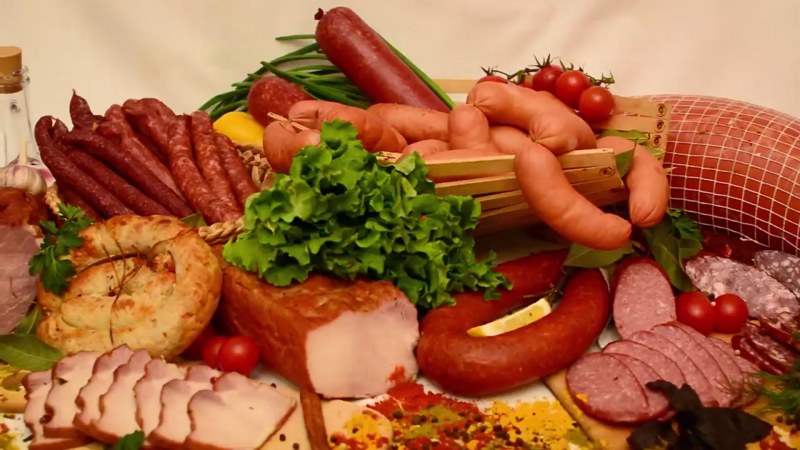 Колбасные изделия и копчености