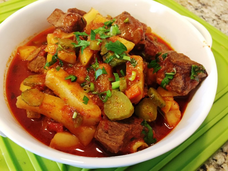 Гуляш с солеными огурцами