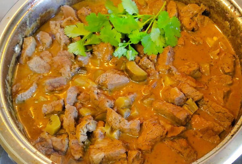 Свинина тушенная с солеными огурцами