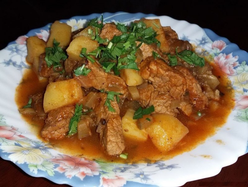 Гуляш с солеными огурцами