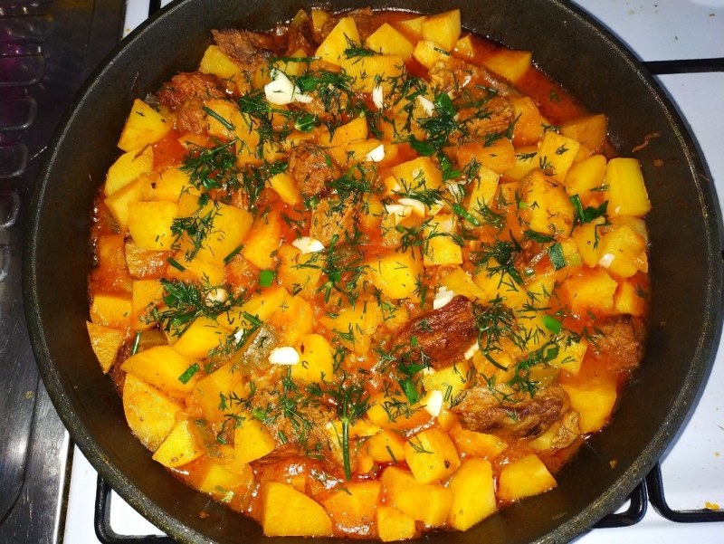 АЗУ по-татарски с солеными огурцами с картошкой из говядины