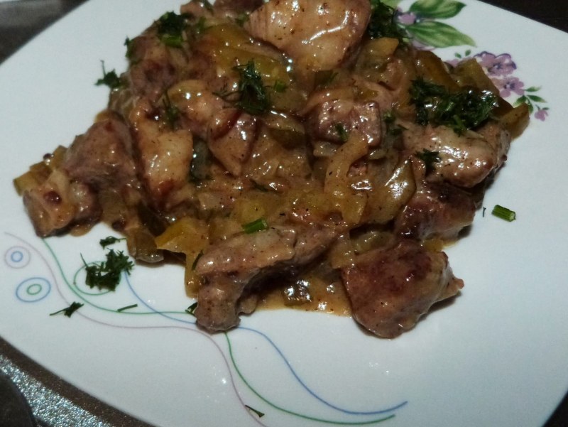 Жареная свинина с солеными огурцами
