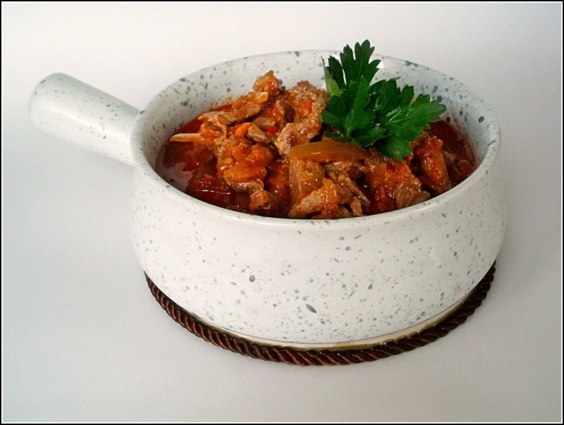 Говядина тушеная с солеными огурцами