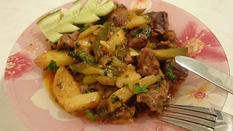 Почки тушёные с солёными огурцами