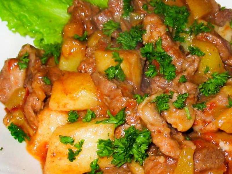 Свинина с картошкой и солеными огурцами