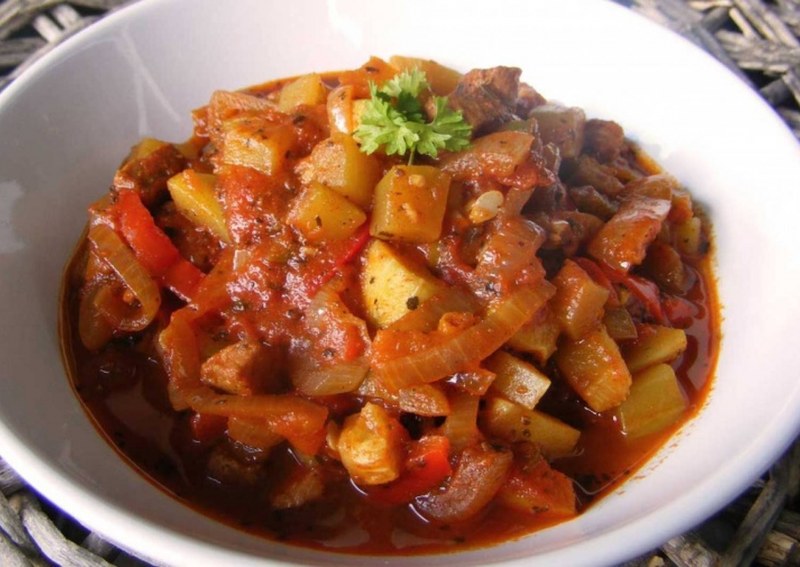 Куриная печень с солеными огурцами