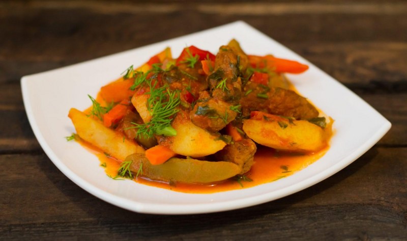 Мясо тушеное с солеными огурцами