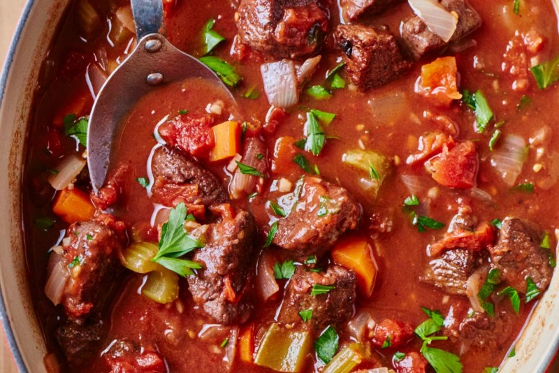 Рагу мясное белый фон