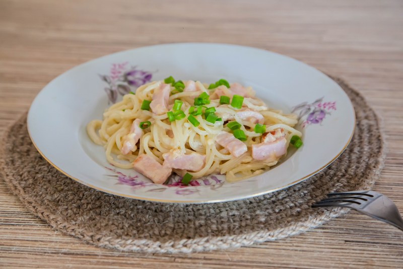 Паста карбонара со сливочным соусом и ветчиной