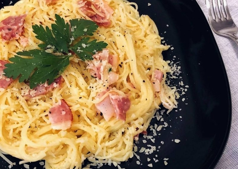 Паста карбонара с беконом и сливками