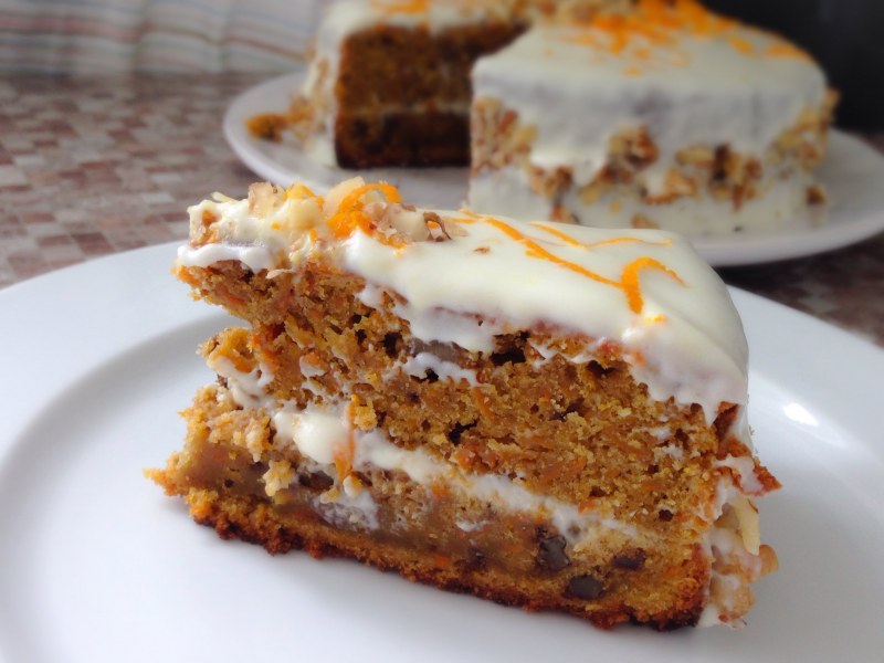 Морковный бисквит с грецкими орехами