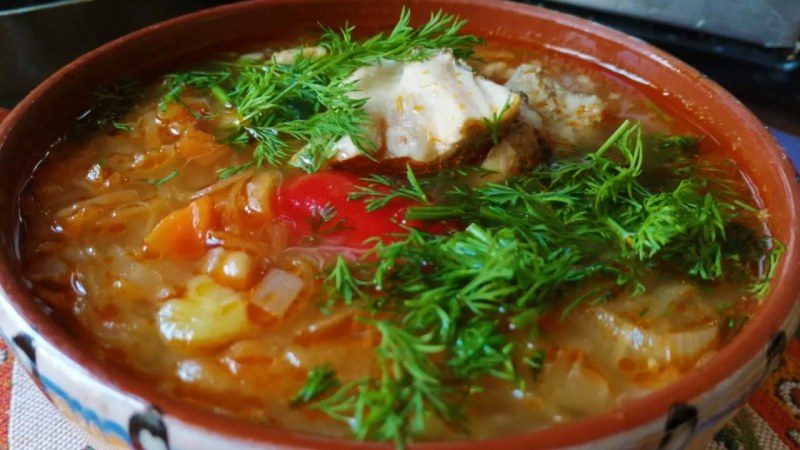 Щи из свежей капусты с курицей и помидорами