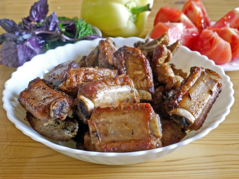 Жареные свиные ребрышки