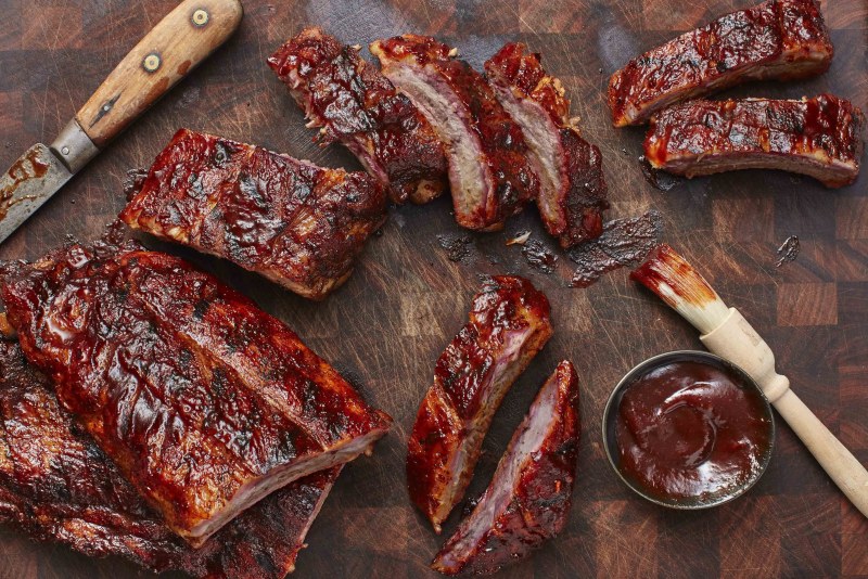 Свиные ребра BBQ подача