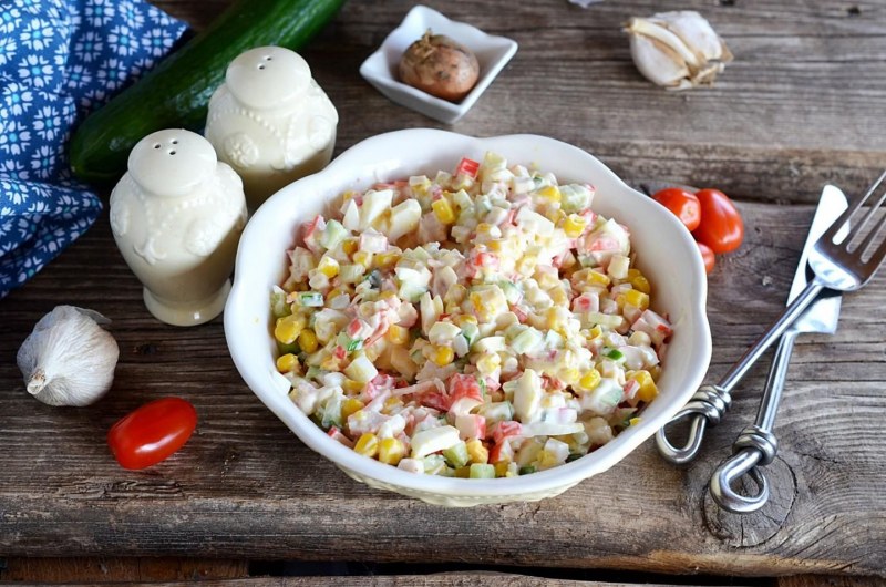 Салат с рисом и крабовыми палочками и кукурузой и огурцом