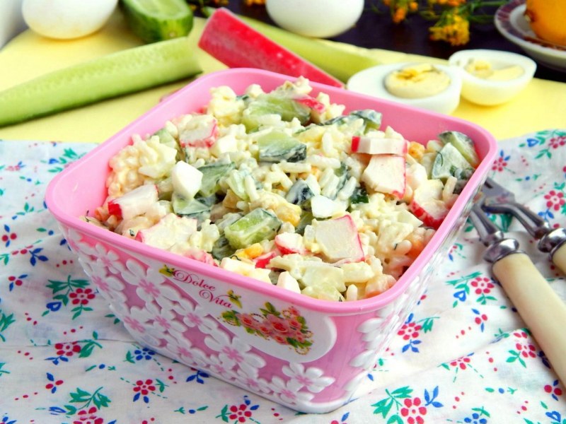 Салат с рисом и крабовыми палочками и кукурузой и огурцом и яйцом
