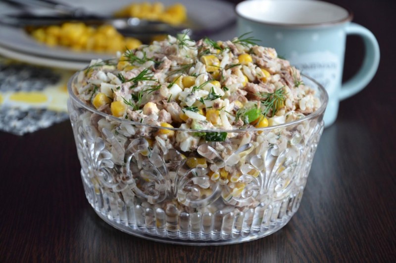 Салат с тунцом консервированным и кукурузой