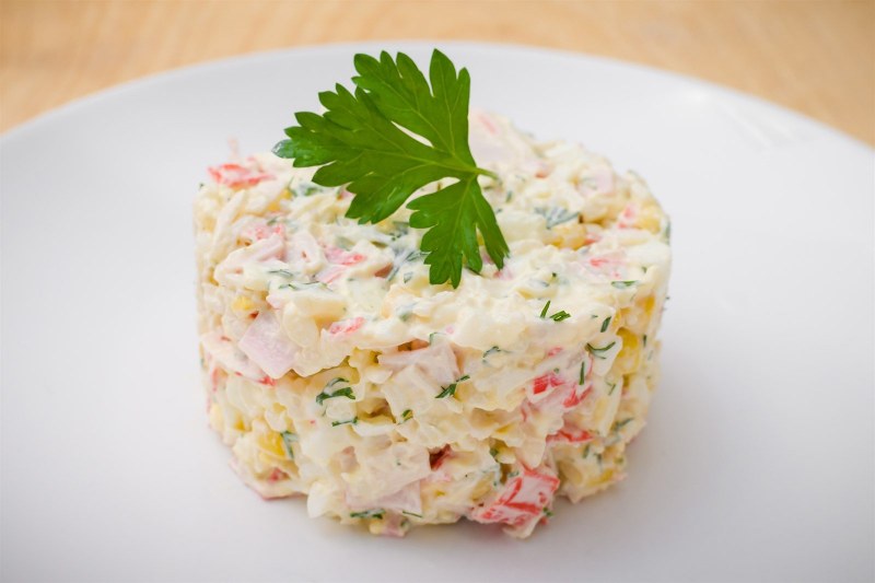 Салат крабовый с кукурузой