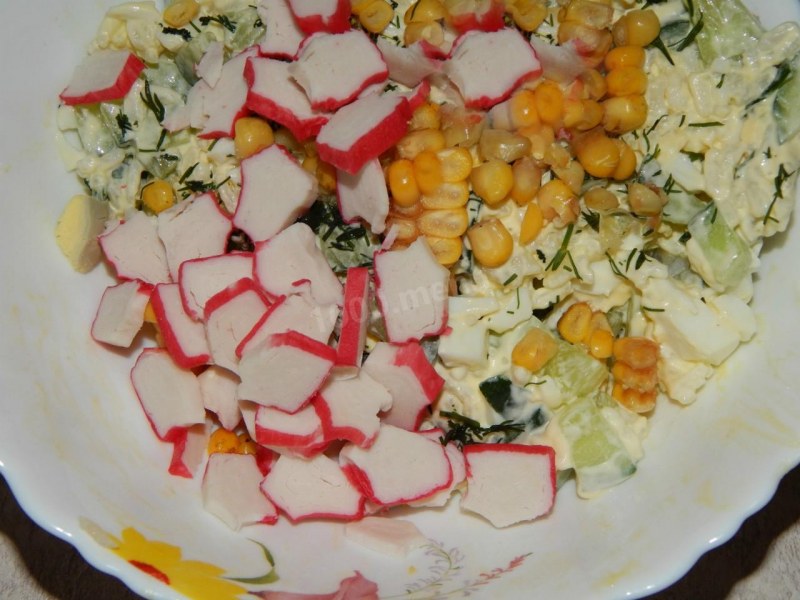 Салат с крабовыми палочками и огурцом свежим