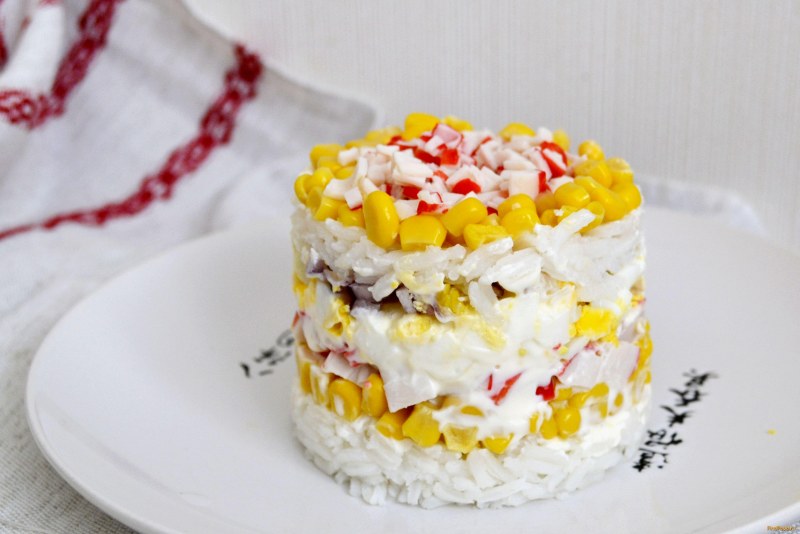 Салат с рисом и солеными огурцами
