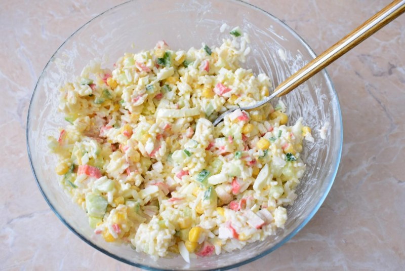 Салат с крабовыми палочками и кукурузой и рисом