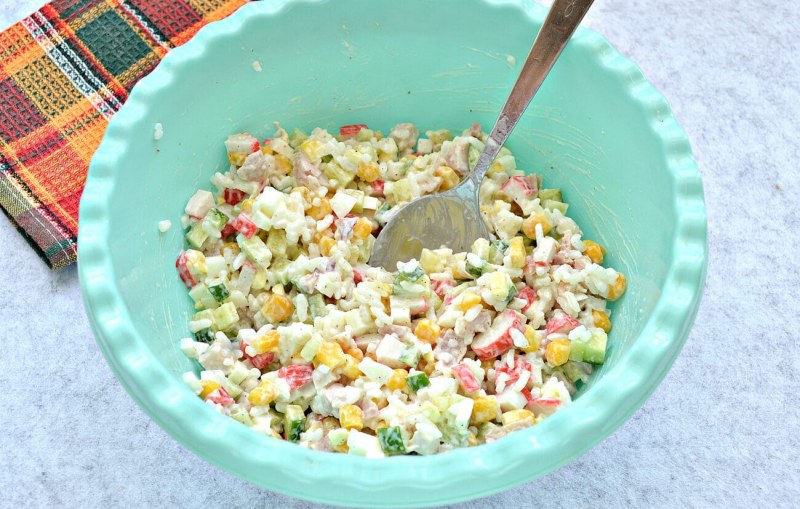 Салат крабовый с кукурузой