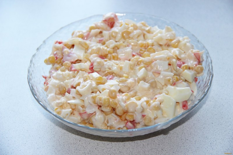 Салат с крабовыми палочками и кукурузой и яйцом и рисом