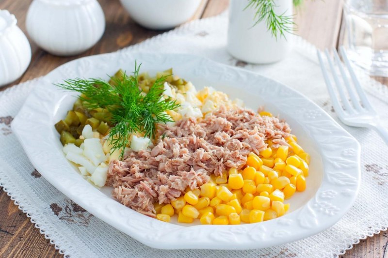 Салат с крабовыми палочками и кукурузой и рисом
