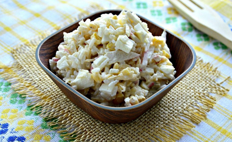 Салат с тунцом и кукурузой