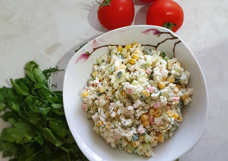 Салат с рисом и кукурузой