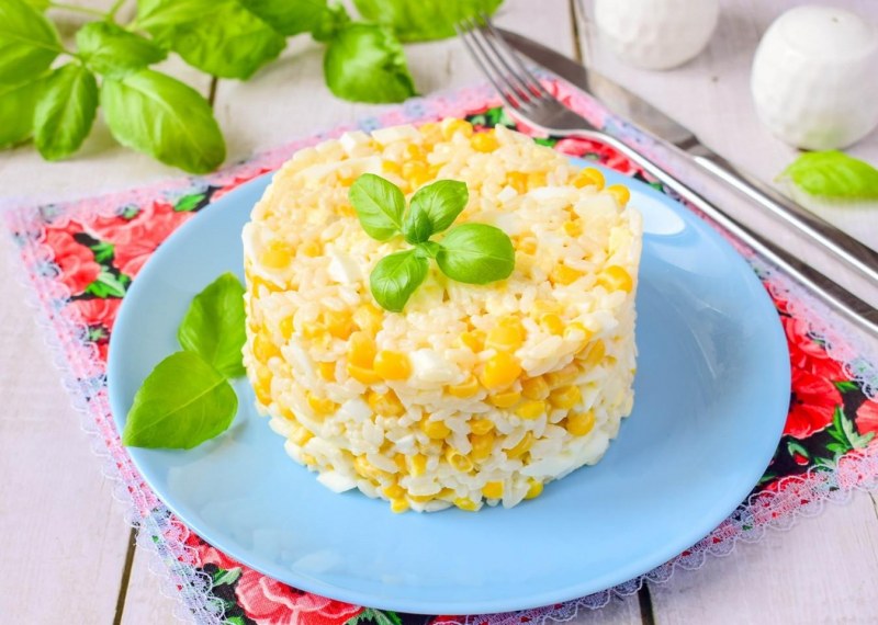 Салат с крабовыми палочками и кукурузой и огурцом классический