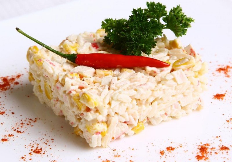 Салат с сайрой и яйцом
